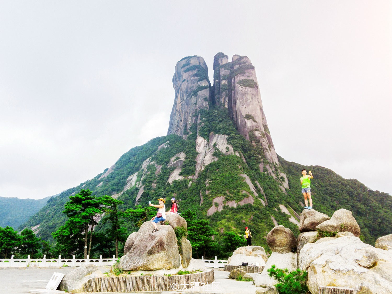 中旬我骑摩托车去宁远县玩了几天,主要游览地是九嶷山舜帝陵和三分石