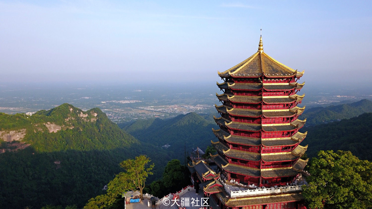 512与炸机一步之遥,夕阳下的都江堰青城山老君阁-作品-大疆社区