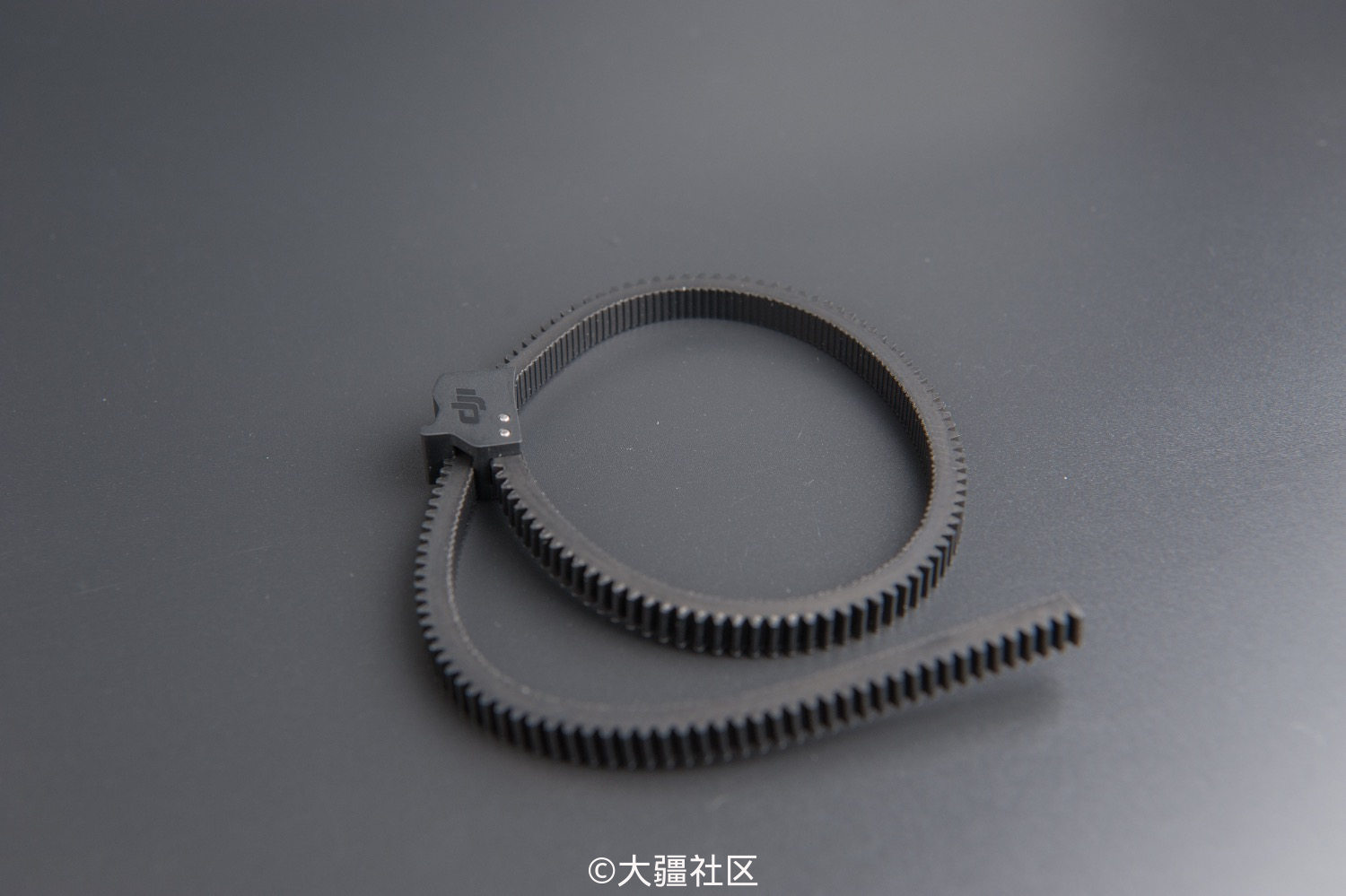 跟焦齿条,安装在镜头对焦环山,齿条交接卡口处有软齿,可以卡住齿条